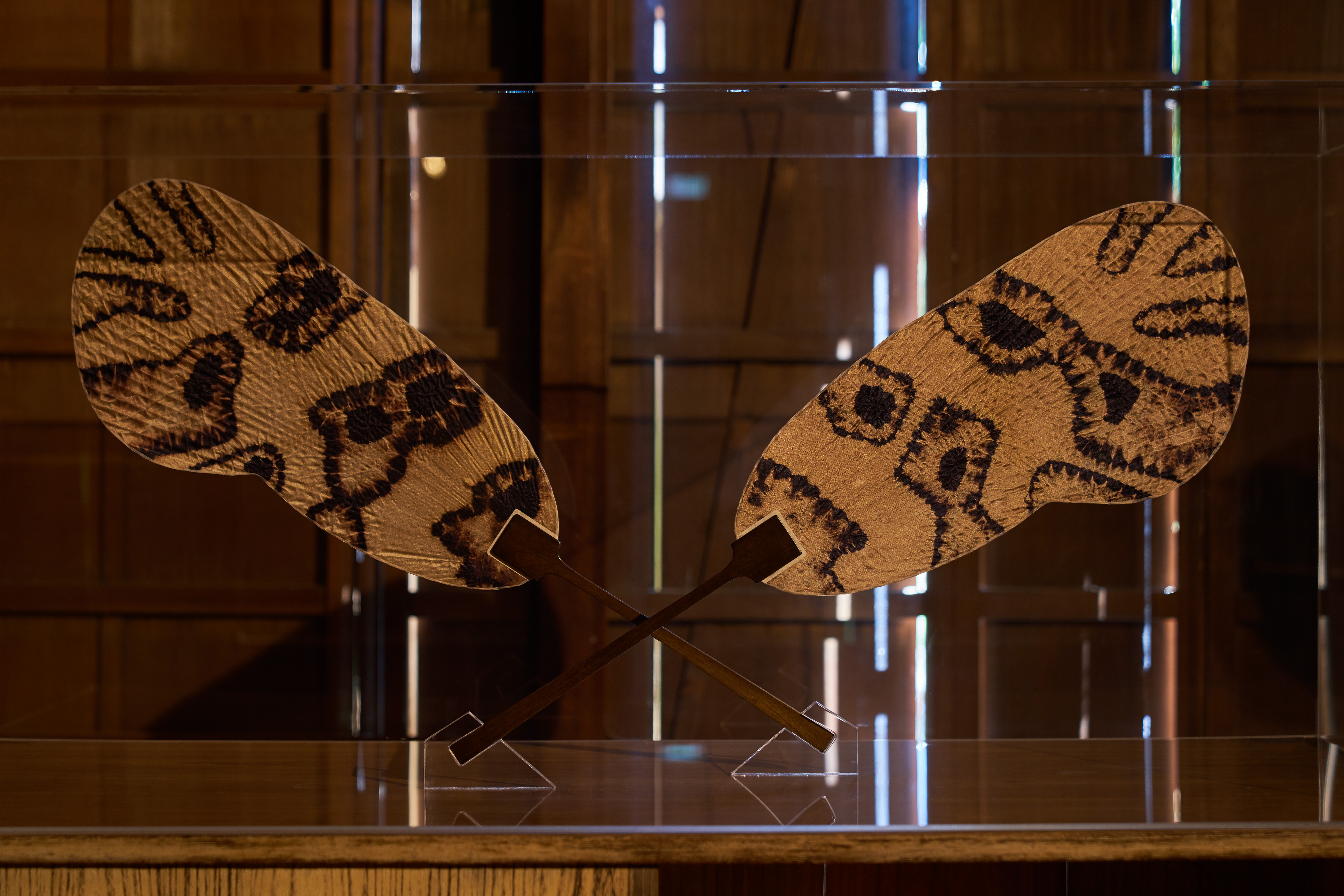 Shibori round fan with wing pattern of the bagworm moth