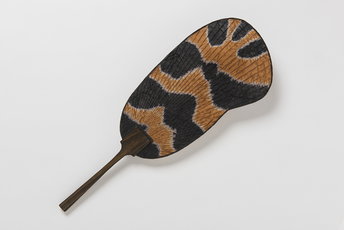 Shibori round fan with wing pattern of the bagworm moth