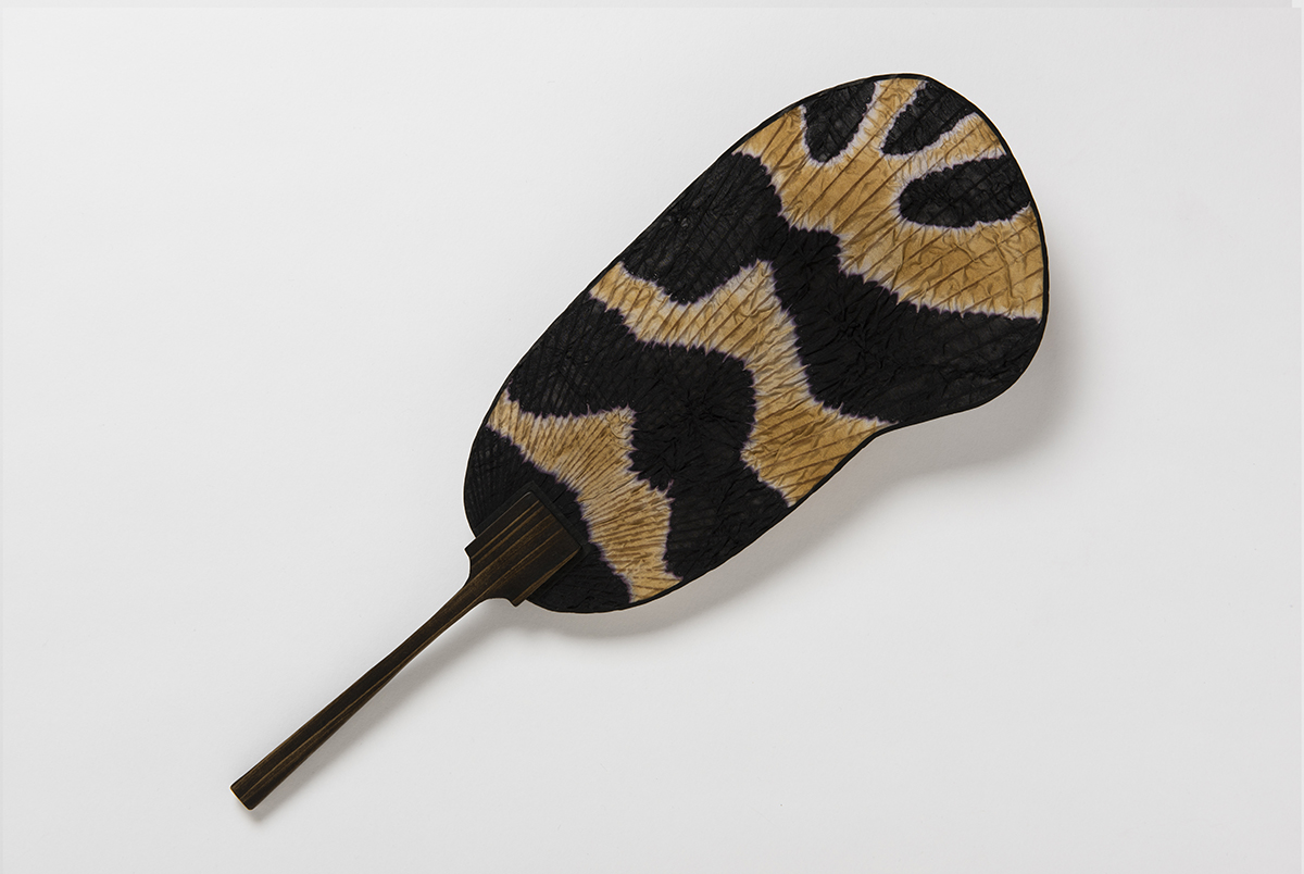 Shibori round fan with wing pattern of the bagworm moth
