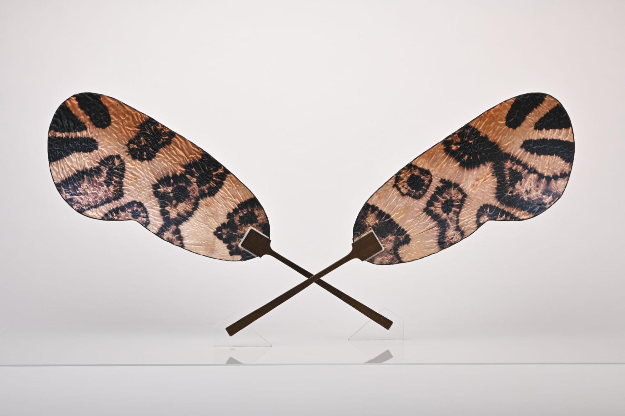Shibori (tie-dye) round fan with wing pattern of the fungus
