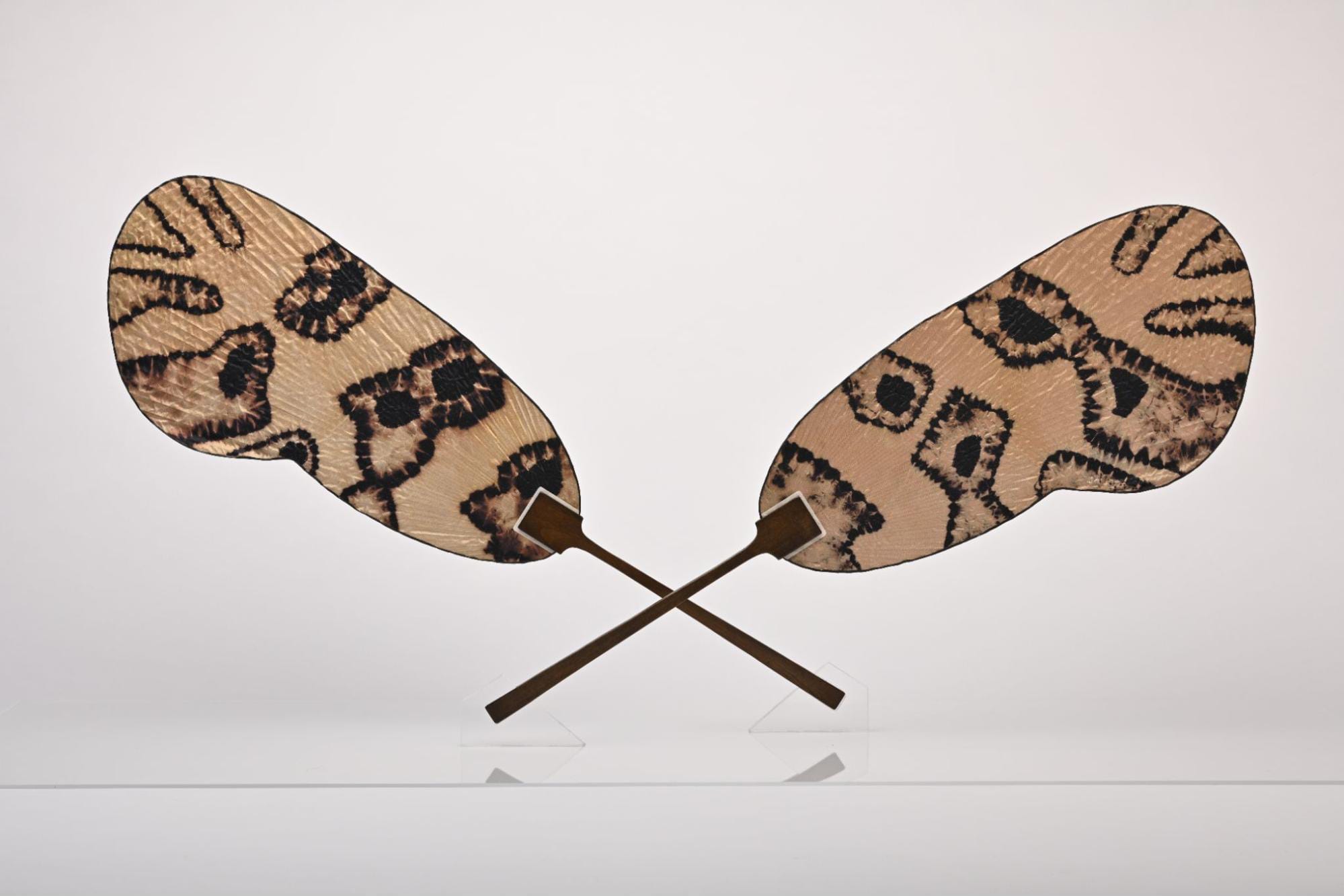 Shibori round fan with wing pattern of the bagworm moth